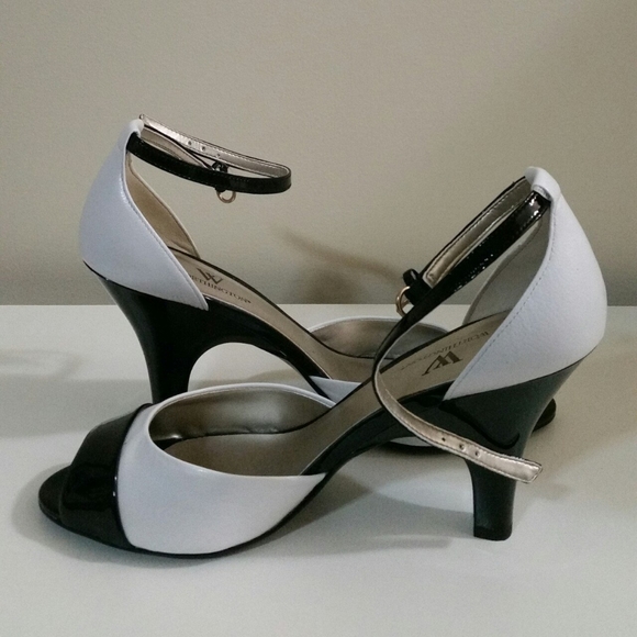 New Vintage black and white heels - Picture 3 of 3